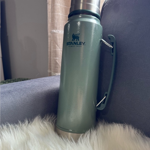 Stanley Classic Green Thermos - Picture 1 of 4